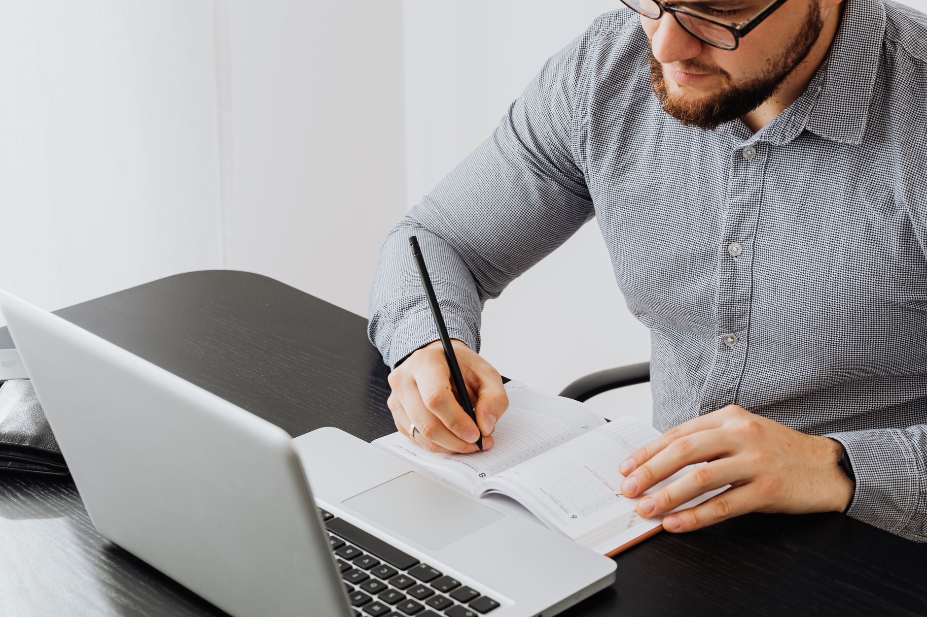 Can a Stock Alert Service Replace Watching the Market Yourself?